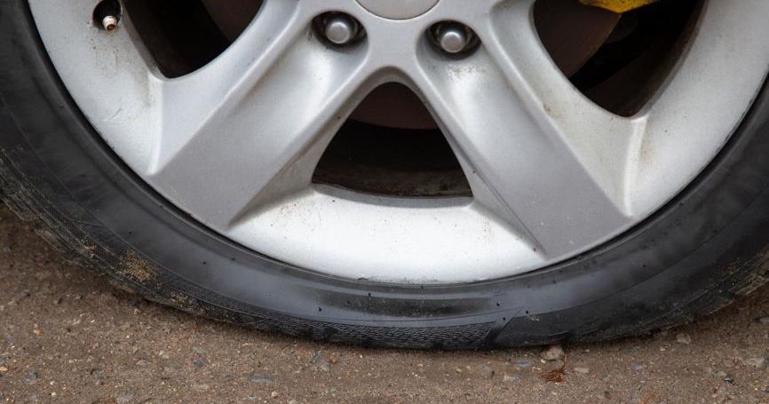 «Вот такое доброе утро»: в Подмосковье ночной мститель порезал колеса на парковке