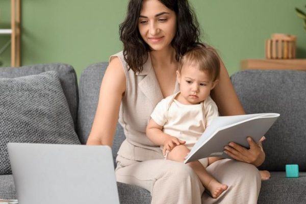 Россиянки досрочно выходят из декрета из-за страха остаться без работы