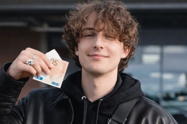 Живет на пособия и прославляет безработицу: немецкий блогер взорвал Сеть своим образом жизни