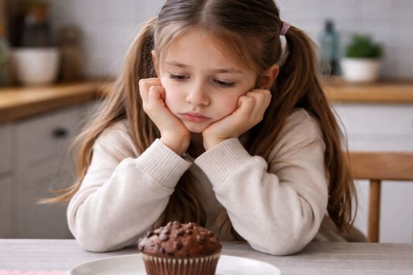 Каждую ночь она просит звезды о чуде: 8-летняя девочка из Германии не может есть из-за редкой травмы при рождении