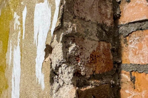 Что скрывала стена? Россиянка сделала неожиданную находку во время ремонта и может получить за нее 7 тыс. руб.