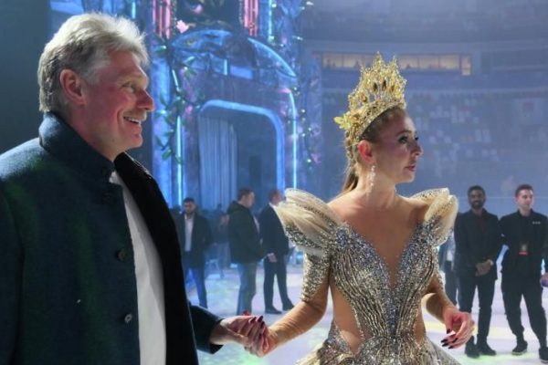 «Всегда находит, к чему придраться»: Навка назвала Пескова главным критиком ее шоу