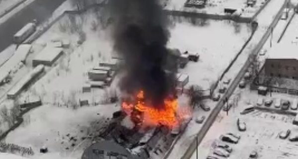Ангар догорает: пожар произошел в столичном Митине