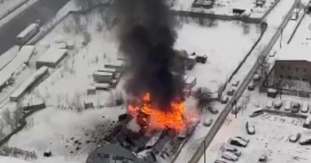 Ангар догорает: пожар произошел в столичном Митине