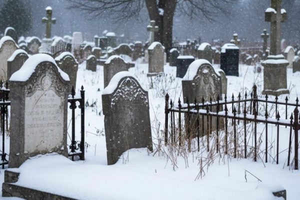 Могила чуть не стала последним приютом для ребенка: сотрудники ГАИ спасли замерзающую школьницу под Среднеуральском