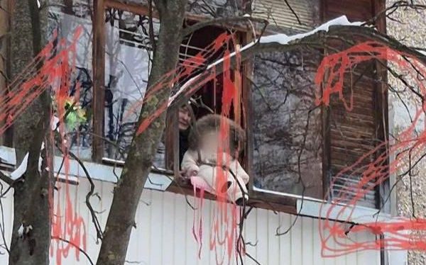 Был в зимнем комбинезоне: ребенка усадили на перила балкона в Подмосковье