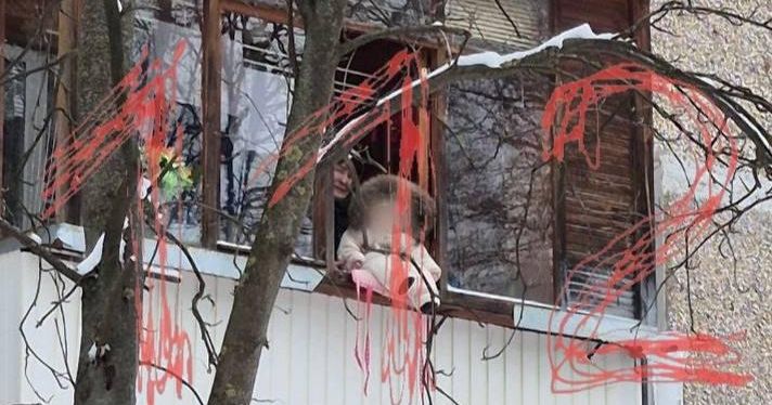 Был в зимнем комбинезоне: ребенка усадили на перила балкона в Подмосковье