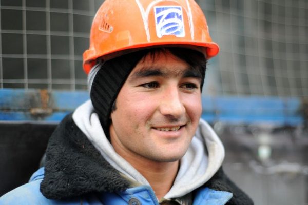 «Соблюдайте или уезжайте»: посол Таджикистана выступил с резким предупреждением к мигрантам в РФ