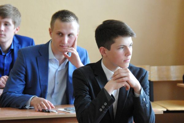 Психолог объяснила, как семья влияет на статус подростка в школе