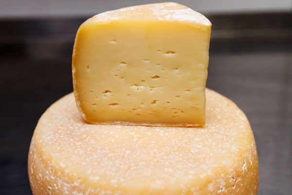 Аналитики зафиксировали разрыв между закупочными и розничными ценами на молоко