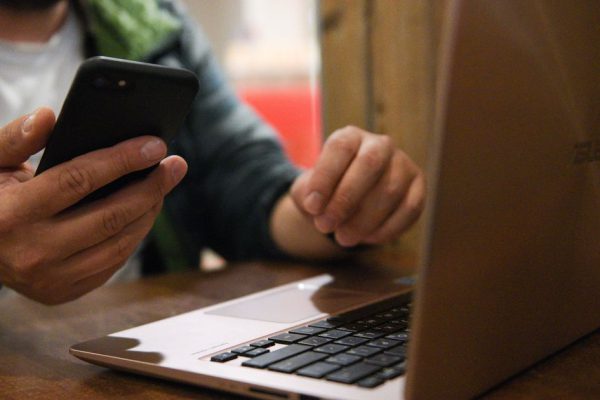 «Я торчу на героине»: чехлы со странными изображениями детей продают в России