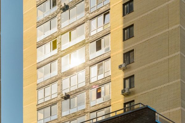 Трубы поменяли, потолки натянули: в Омске на «сиротский сертификат» в 2,97 млн руб. можно найти жилье с ремонтом