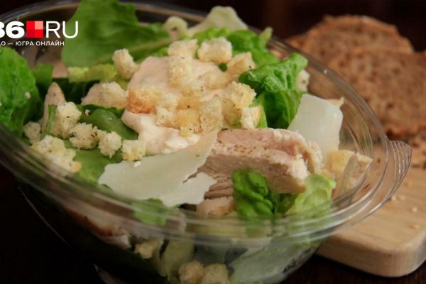 Получится вкуснее, чем в ресторане: попробуйте приготовить цезарь по секретному северному рецепту