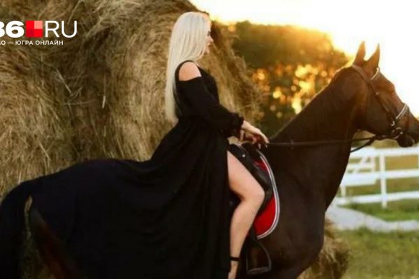 «Мужчины удивляются таким девушкам»: эффектная блондинка работает с лошадьми и сама возит их по стране