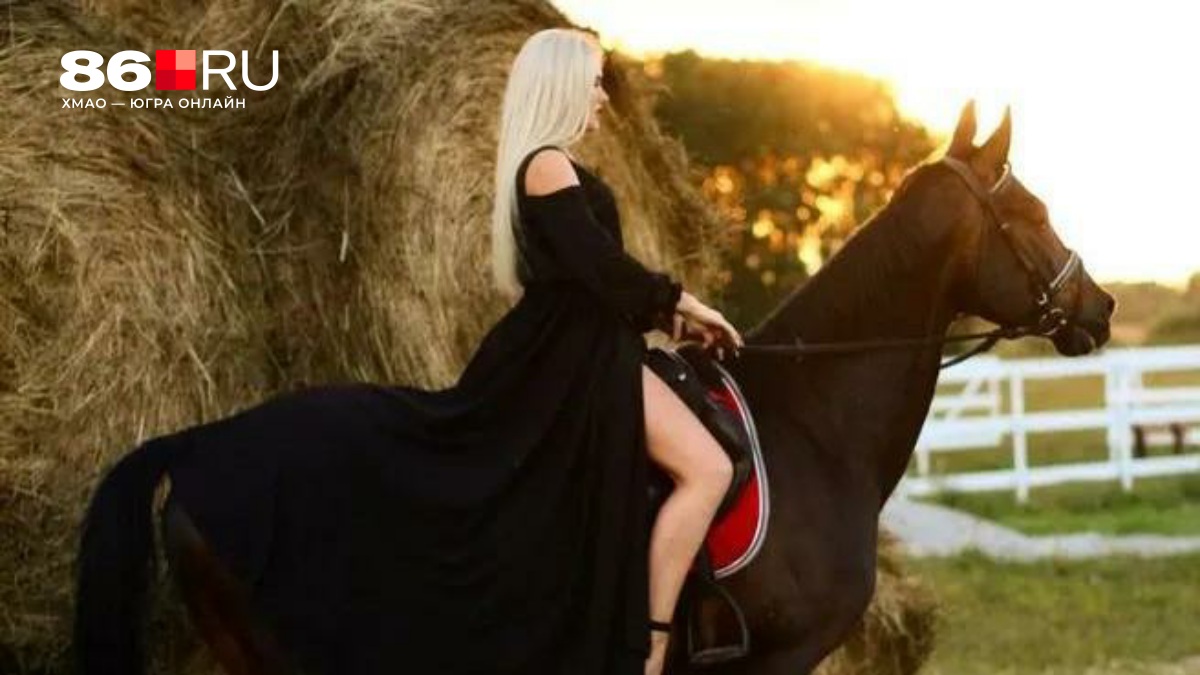 «Мужчины удивляются таким девушкам»: эффектная блондинка работает с лошадьми и сама возит их по стране