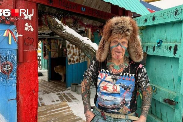 «Мне не до веселья». Как живет экс-полицейский, который вырвал себе все зубы и забил тело татуировками