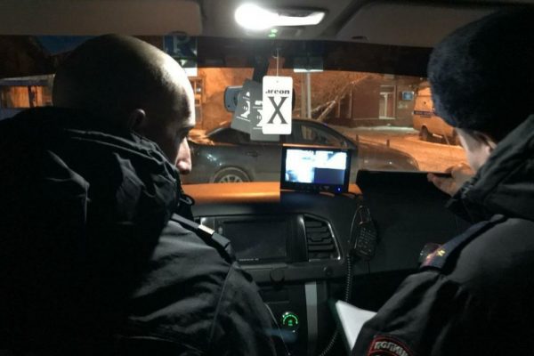 «О, давно не виделись!»: как работает ночной патруль полиции, разнимая пьяных соседей. Видео