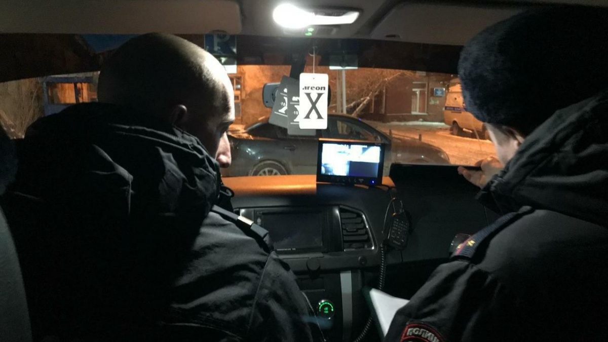 «О, давно не виделись!»: как работает ночной патруль полиции, разнимая пьяных соседей. Видео