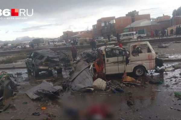 Самолет с деньгами разбился в Боливии: очевидцы накинулись на купюры, погибли люди — кадры