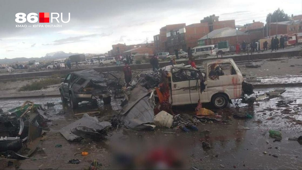 Самолет с деньгами разбился в Боливии: очевидцы накинулись на купюры, погибли люди — кадры