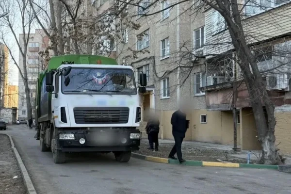 В Астрахани мусоровоз насмерть сбил женщину