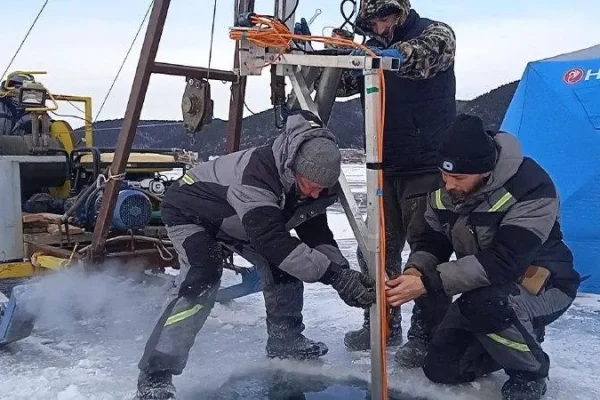 Метеостанцию для наблюдения за ростом льда смонтировали на Байкале