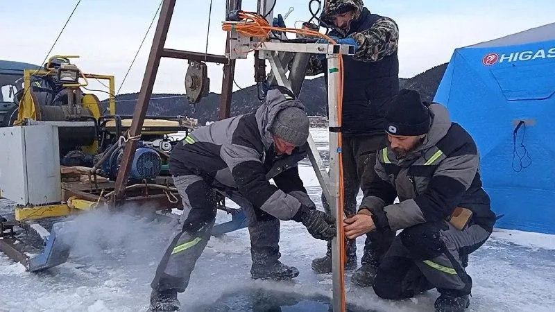 Метеостанцию для наблюдения за ростом льда смонтировали на Байкале