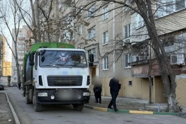 Астраханка погибла под колёсами КамАЗа во дворе дома