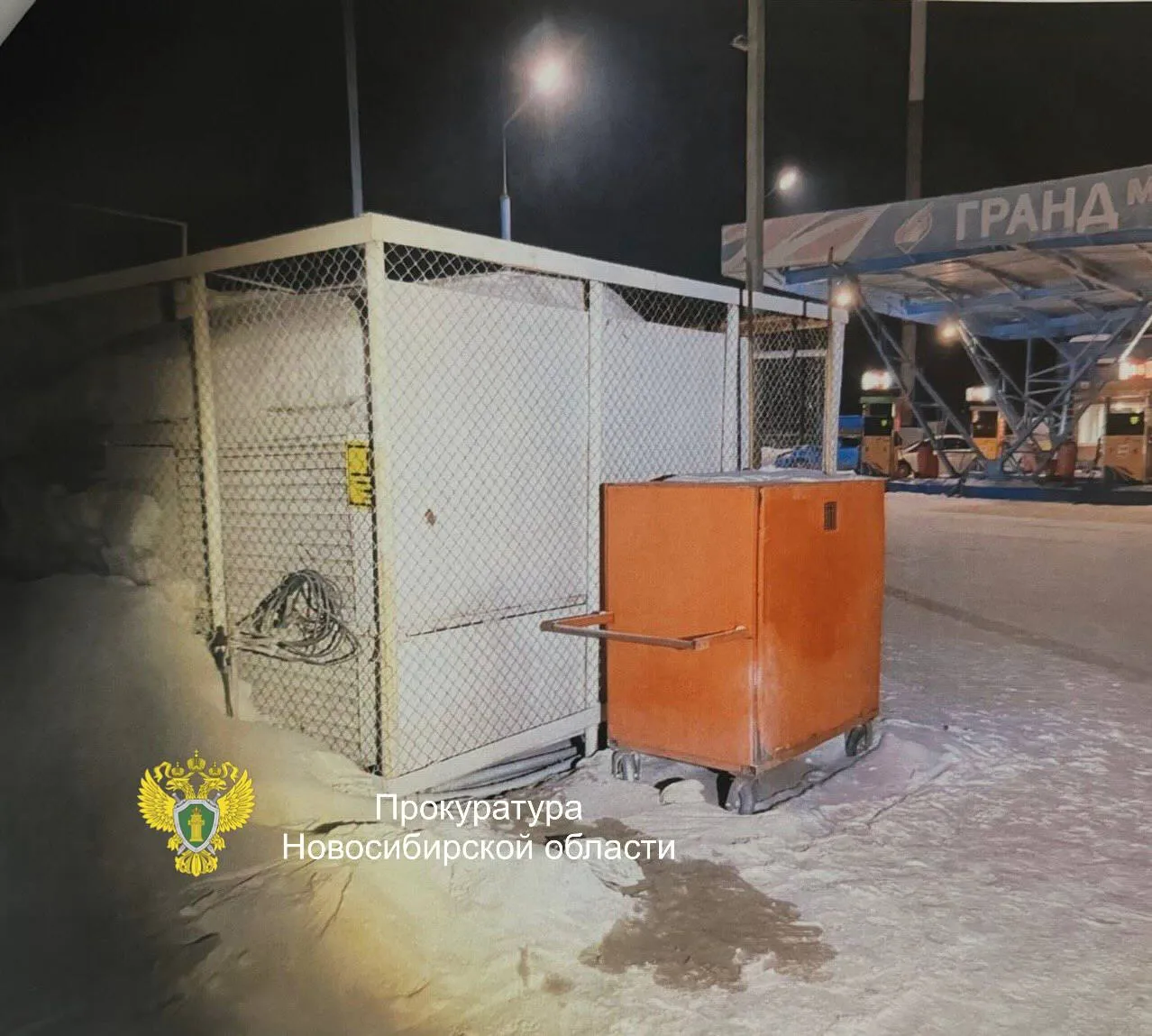 В Новосибирске подростки подожгли две АЗС