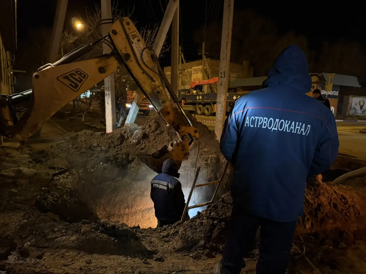 Ночью в Астрахани устраняли крупную коммунальную аварию