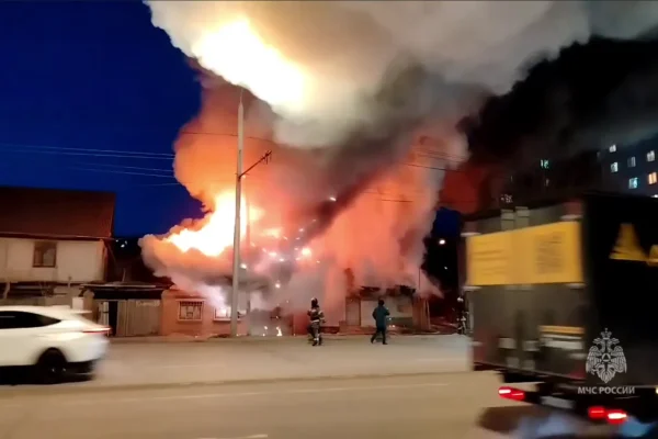 В Красноярске пожарные спасли женщину и троих детей из горящего дома на Калинина