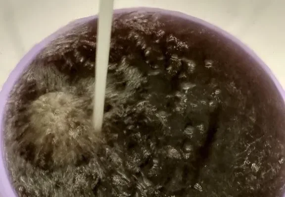 Красноярцы неделю не могут помыться из-за вонючей и грязной горячей воды