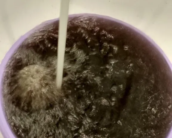 Красноярцы неделю не могут помыться из-за вонючей и грязной горячей воды