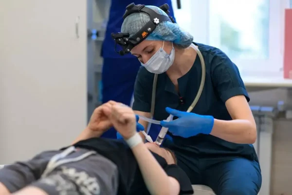 12-летнего подростка госпитализировали во Владивостоке с кровавой рвотой из-за длитеольного употребления колы