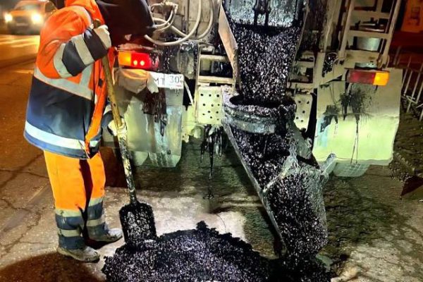 На астраханских дорогах начали заливать ямы литым асфальтом - PRO Астрахань