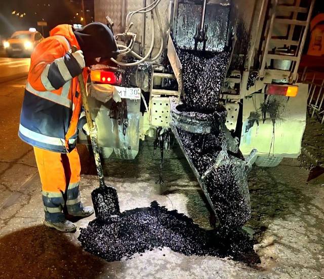 На астраханских дорогах начали заливать ямы литым асфальтом - PRO Астрахань