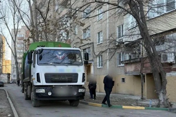 В Астрахани мусоровоз насмерть сбил женщину во дворе жилого дома - PRO Астрахань