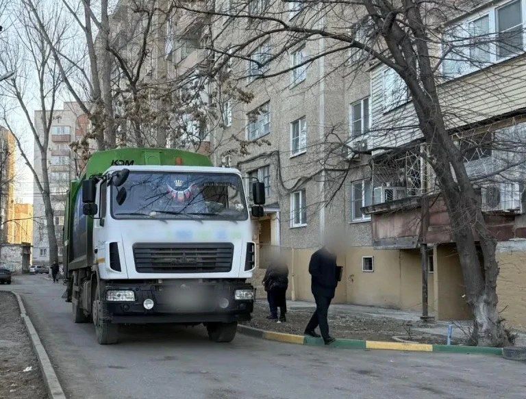 В Астрахани мусоровоз насмерть сбил женщину во дворе жилого дома - PRO Астрахань