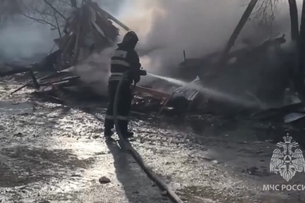 В Астраханской области ликвидируют пожар в административном здании