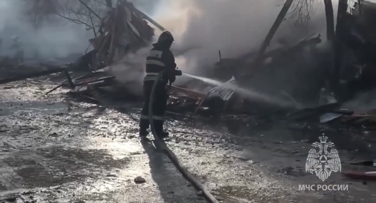 В Астраханской области ликвидируют пожар в административном здании