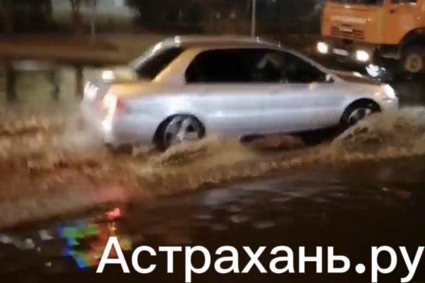 В Астрахани ликвидируют крупную коммунальную аварию
