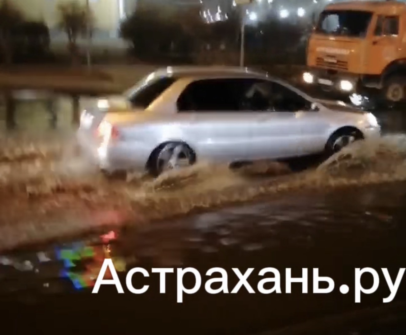 В Астрахани ликвидируют крупную коммунальную аварию