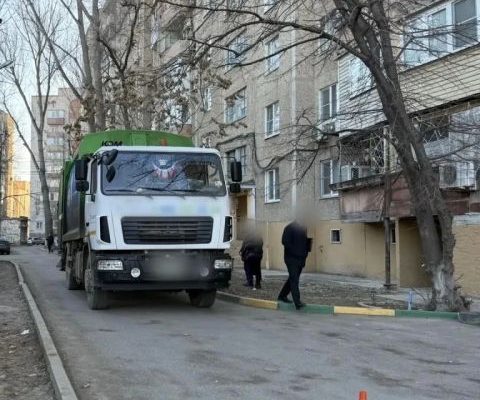 Мусоровоз насмерть задавил женщину в Астрахани