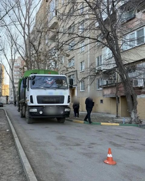 Мусоровоз насмерть задавил женщину в Астрахани