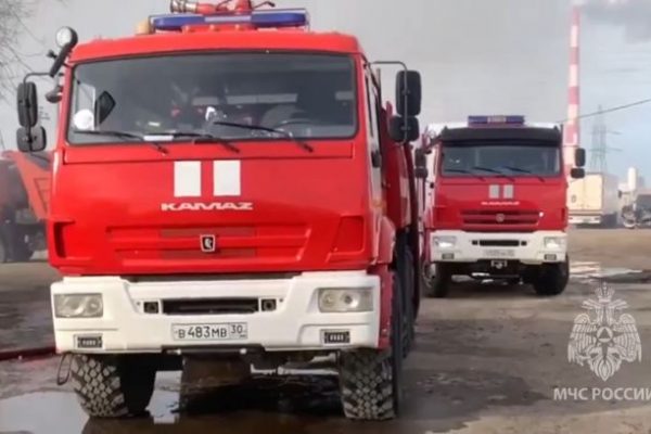 Административное здание охватил крупный пожар под Астраханью 