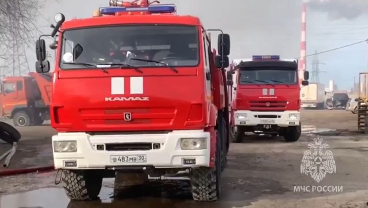 Административное здание охватил крупный пожар под Астраханью 