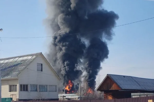 В поселке Зыково под Красноярском загорелся склад с пиломатериалами