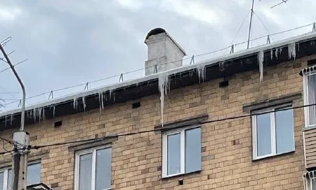 Красноярцам порекомендовали убрать снег и наледь с крыш