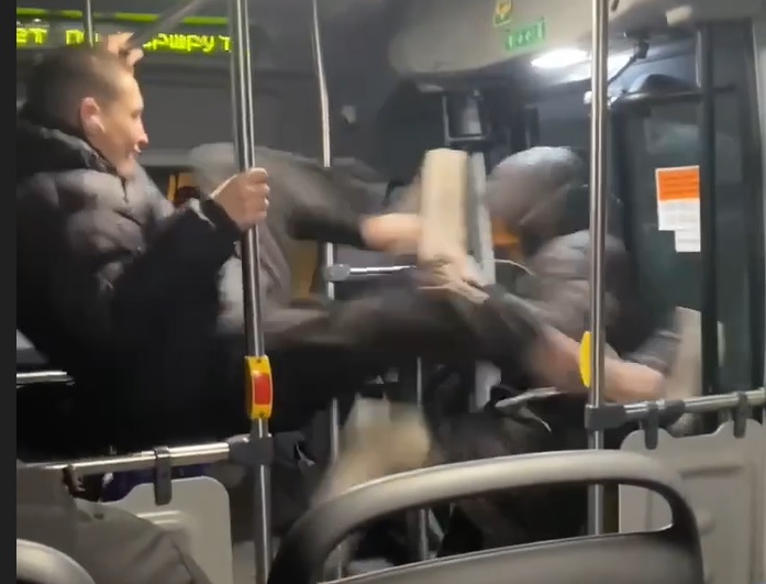 В Астрахани жестокая драка двух парней в автобусе дошла до полиции