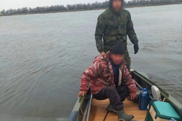 В Астраханской области мужчину унесло на льдине по реке Бахтемир